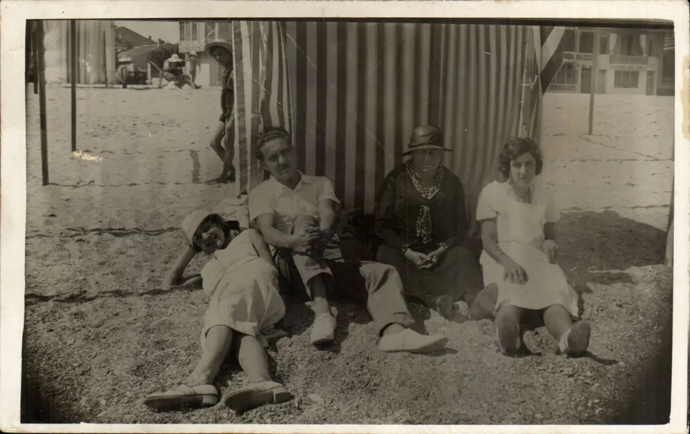 Familie am Strand — Bolavas — Ansichtskarte n°34 - Vorderseite