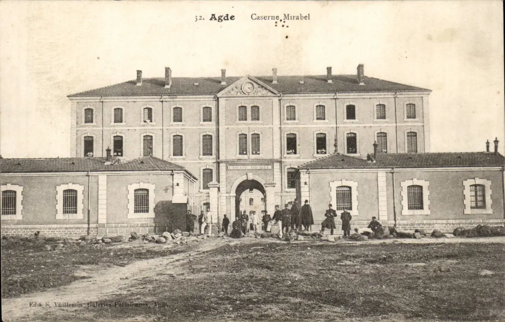 Agde — Caserne Mirabel — Édik S. Vuillenin, Galeries Parisiennes, Épôts - Frente