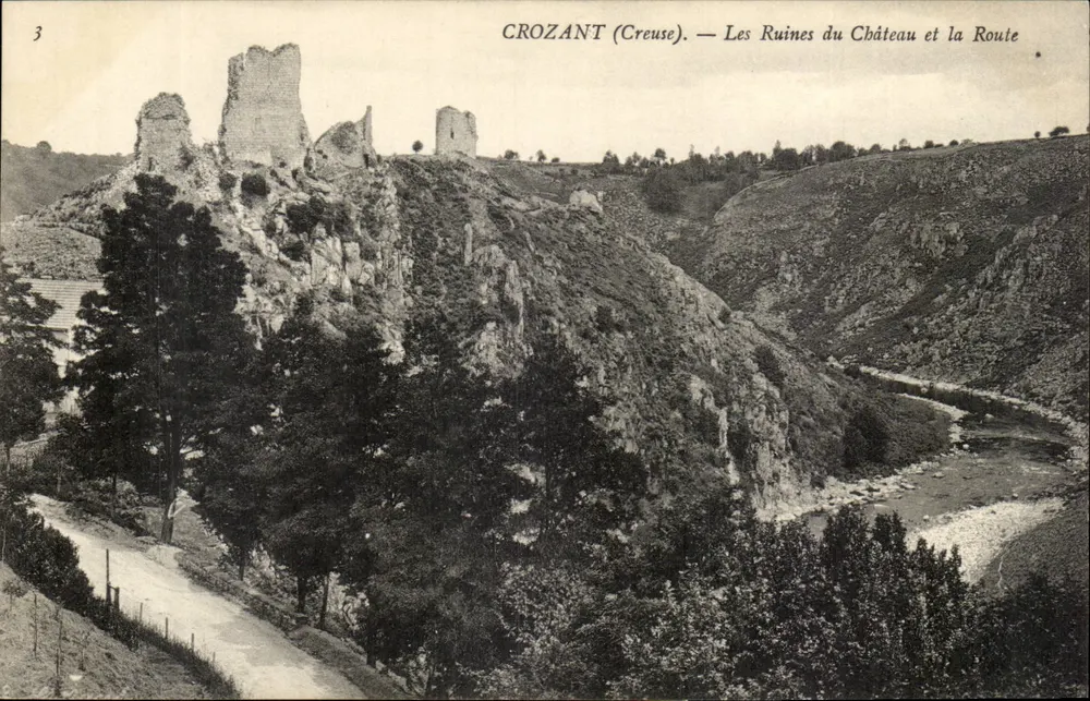 CROZANT (Creuse) — Ruinen des Schlosses und die Straße - Vorderseite