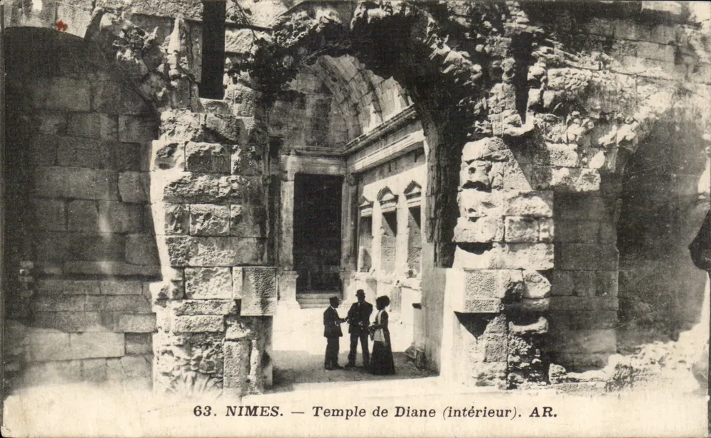 Nîmes — Templo de Diana (interior) — AR. - Frente