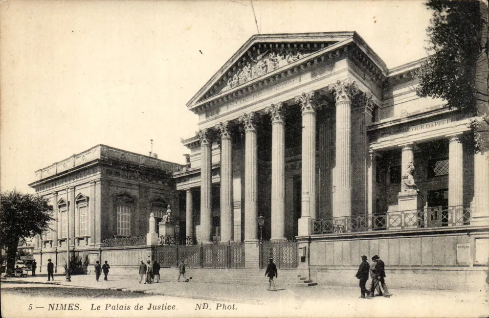 Nîmes — O Palácio de Justiça — ND. Fot. - Frente
