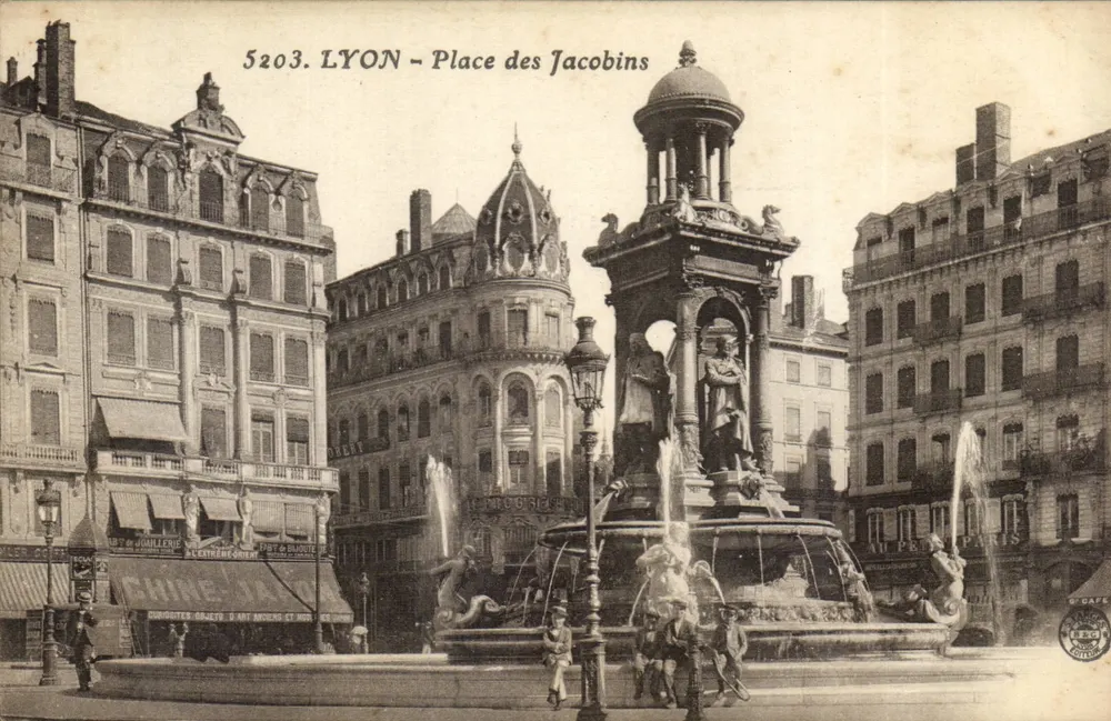 LYON - Praça dos Jacobinos — Fonte monumental com esculturas — editor AUPPEL PARIS, n° 5203 - Frente