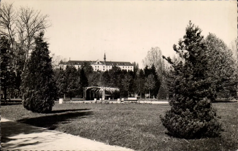 Das Krankenhaus P. Monel vom englischen Garten aus gesehen — Vesoul, Haute-Saône - Vorderseite