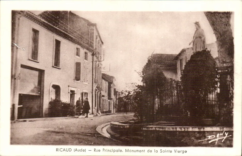 Ricaud (Aude) — Hauptstraße. Denkmal der Heiligen Jungfrau - Vorderseite
