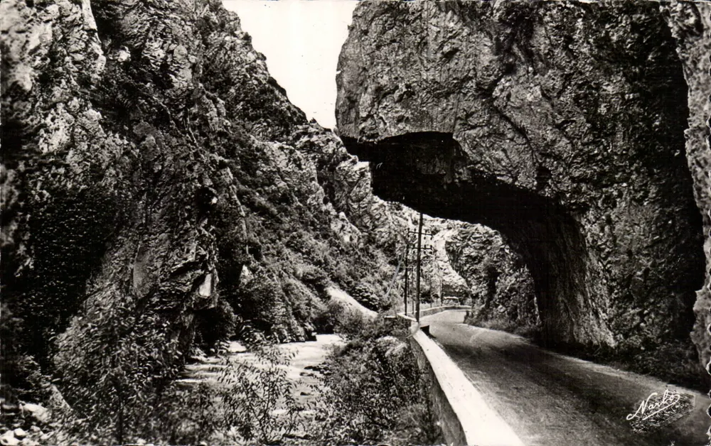 Die Schluchten der Aude — Felsen, die die Straße überblicken — Markts - Vorderseite