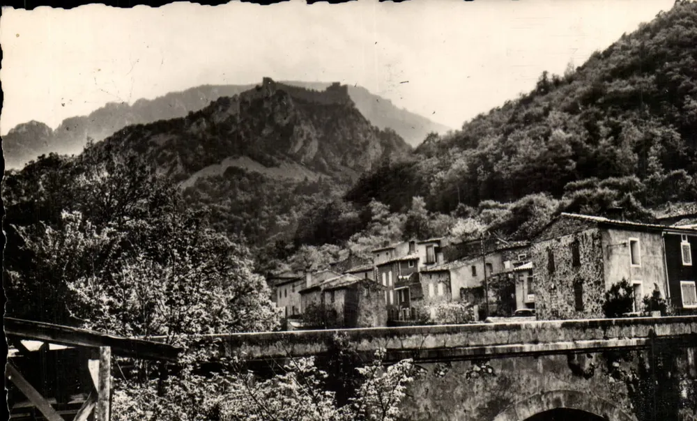Lapradelle-Puilaurens (Aude) — Das Schloss (13. Jahrhundert) und die Straße nach Puilaurens — Editions NARBO - Vorderseite