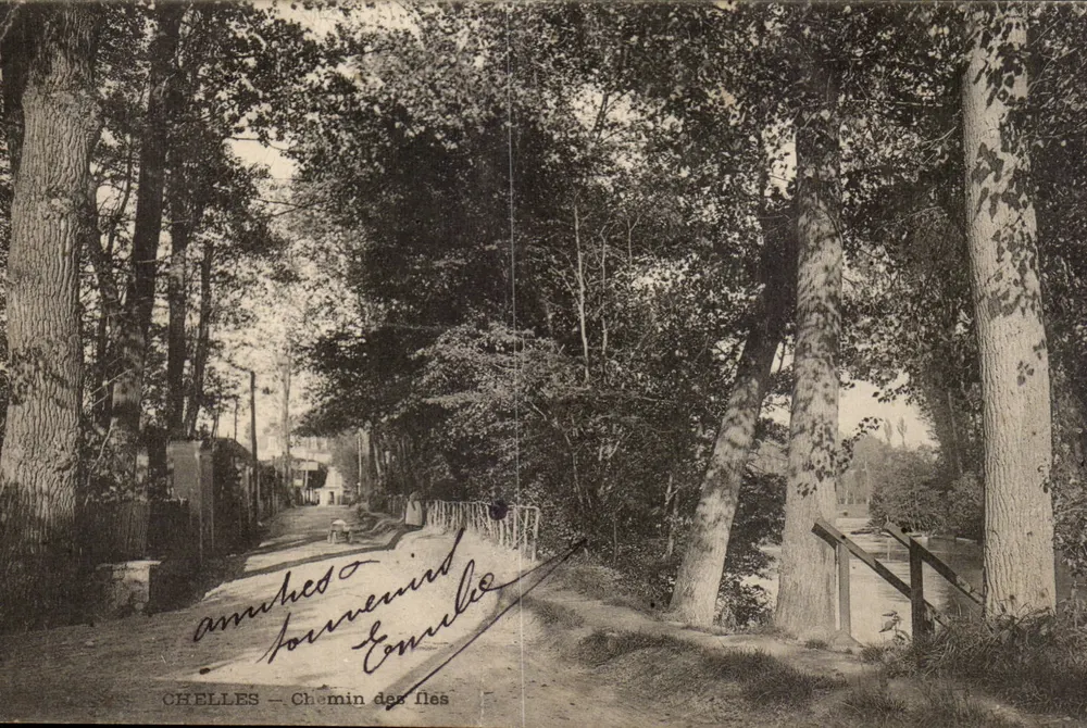Chelles — Chemin des Fles — vista arborizada com ponte - Frente