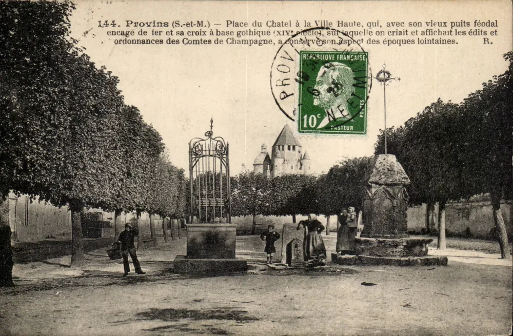 Provins (S.-et-M.) — Place du Châtel in der Oberstadt mit feudalem Brunnen und gotischem Kreuz — R. (Verleger) - Vorderseite