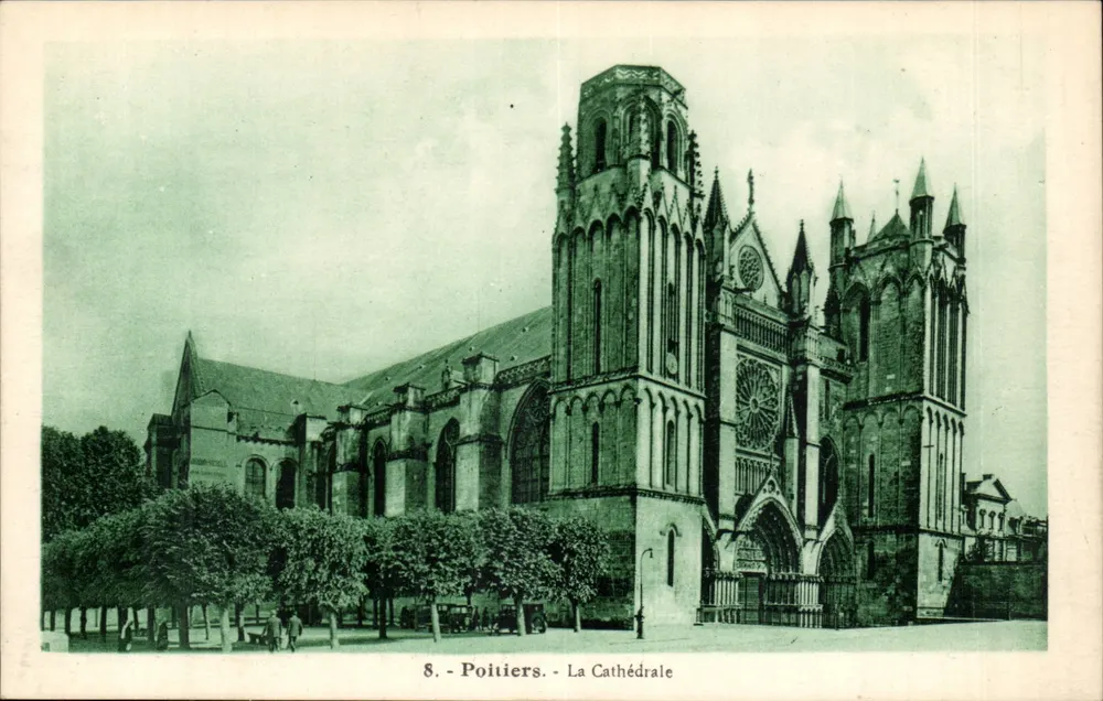 Poitiers - A Catedral — visão da fachada gótica com seu portal e sino, editor 'Dames de France - Poitiers', n°8 - Frente