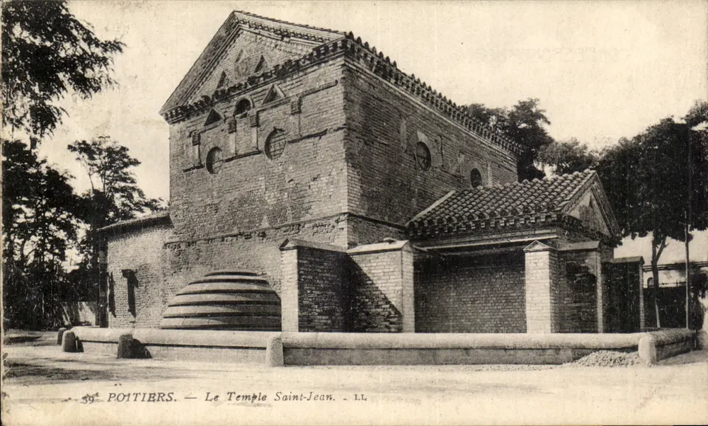 Poitiers — A Igreja de São João — L.L. - Frente