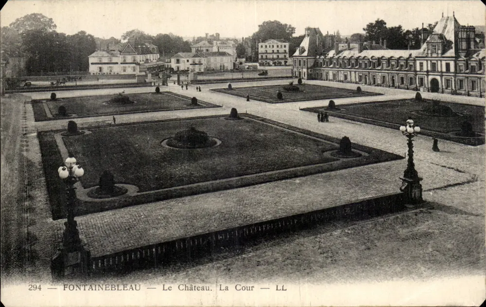 Fontainebleau — O Castelo. A Cour — LL - Frente
