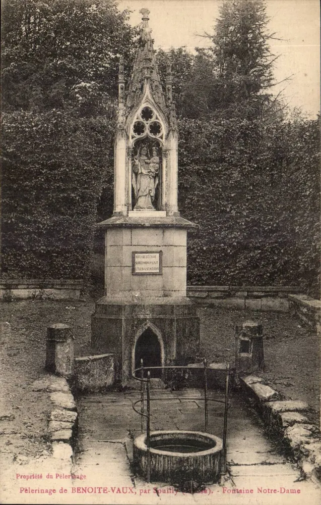 Pilgerung von Benoite-Vaux — Fontaine Notre-Dame — Eigentum der Pilgerung, von Souilly (Calvados) - Vorderseite