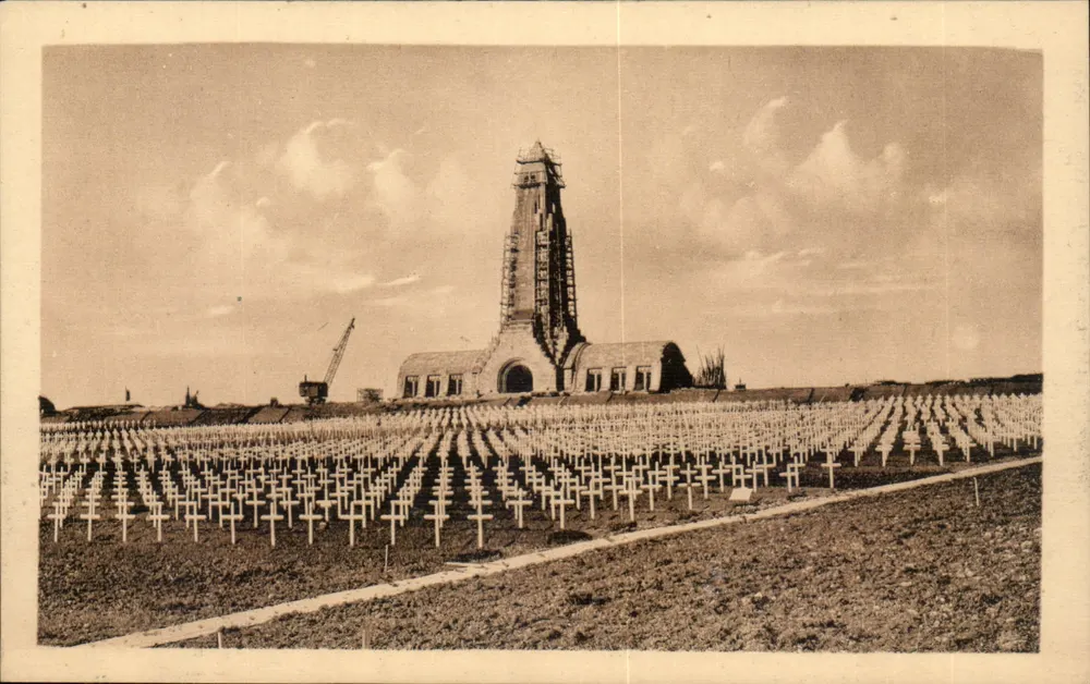Ossuário de Douaumont — construção em 1928 — Verdun Éditions - Frente