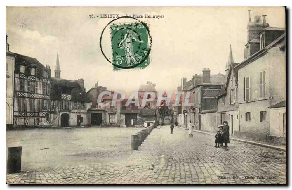 Lisieux — A Place Hennuyer — Blanche, Editor, cliché Tribonillard - Frente
