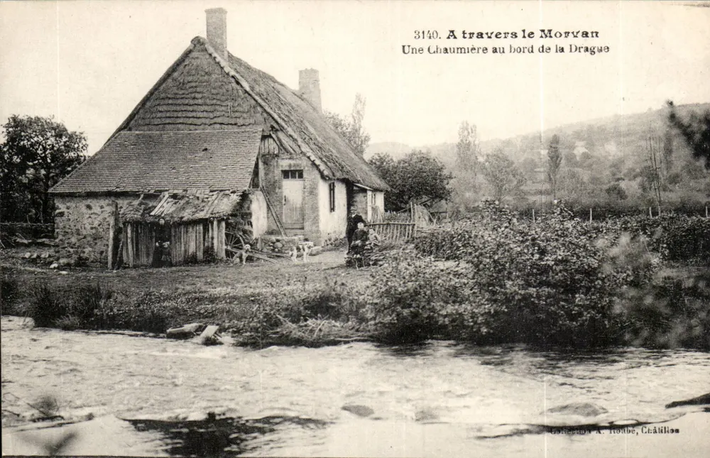 Ein Strohdachhaus am Ufer der Drague — Durch das Morvan — Sammlung A. Hoube, Châtilles - Vorderseite