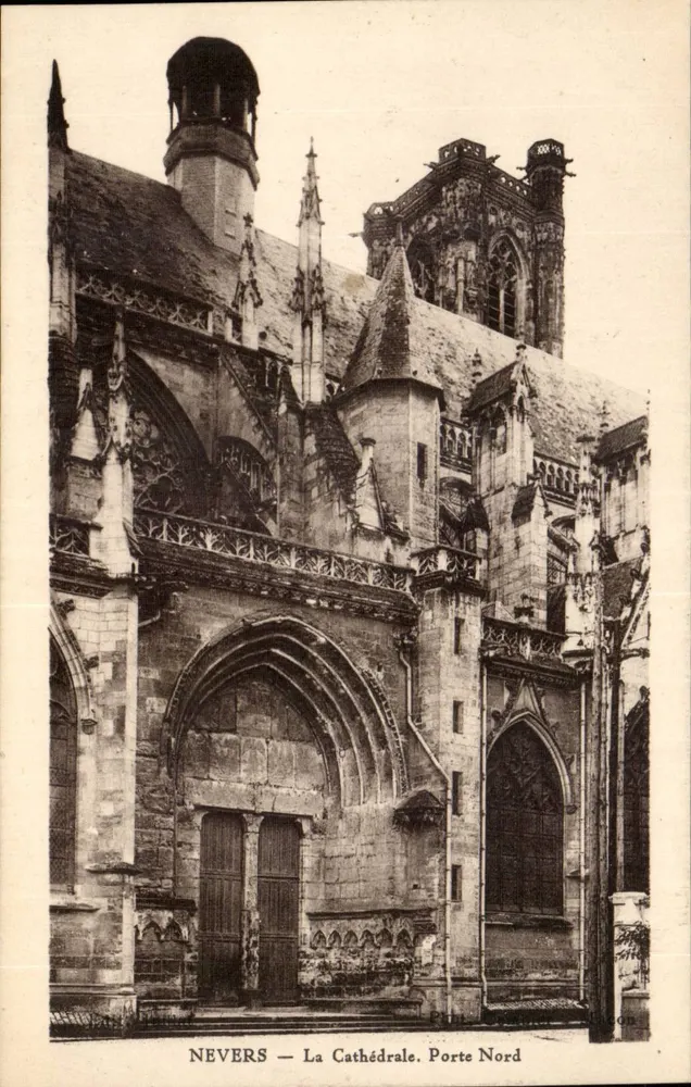Nevers — A Catedral. Porta Norte - Frente