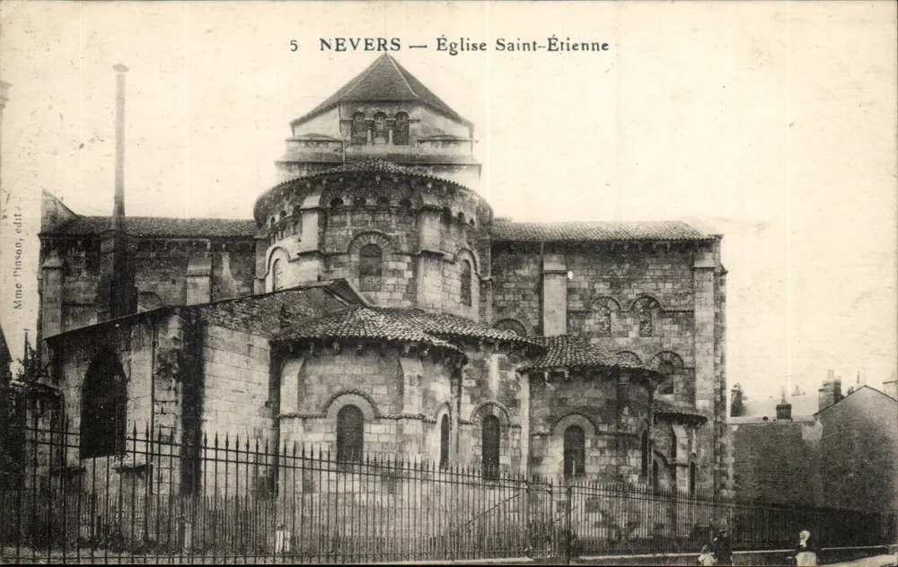 Nevers — Igreja de São Etienne — Mme Dyson, editora - Frente