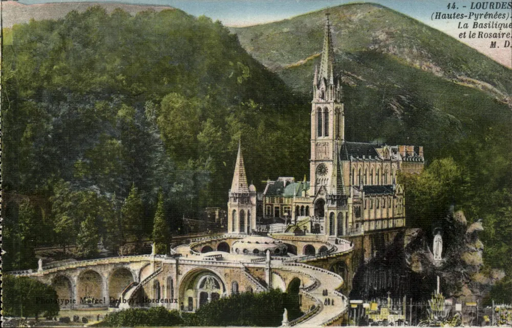 Lourdes (Hautes-Pyrénées) — A Basílica e o Rosário — Fototipia Mârgel Delbœuf, Bordeaux - Frente