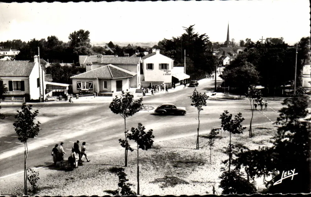 Bocage de l'Ouest — Blick auf die Straße und das Gebäude — JELY - Vorderseite