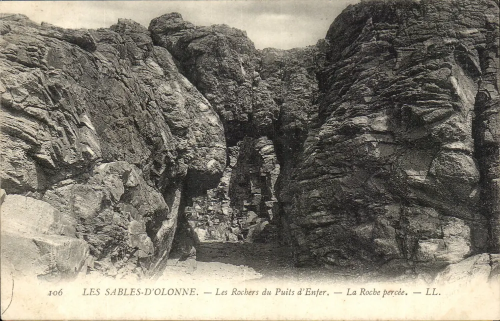Les Sables-d'Olonne — Os Rochos do Poço do Inferno — A Rocha Perforada — LL. — N° 106 - Frente