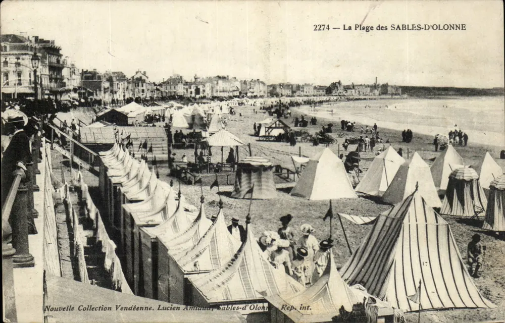A Praia dos SABLES-D'OLONNE — vista da praia com tendas — Lucien Amitaury, Sables-d'Olonne, Rep. int. - Frente