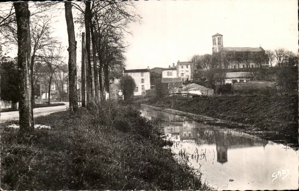 Chaille-les-Marais — Der Kanal, im Hintergrund die Kirche — Saby - Vorderseite