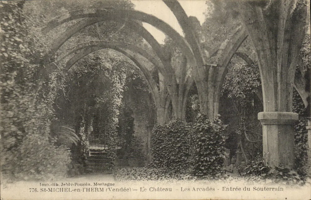 St-Michel-en-Therm (Vendée) — O Castelo — As Arcadas — Entrada do Subterrâneo — Impr. lib. Jehly-Poupin, Mortagne - Frente