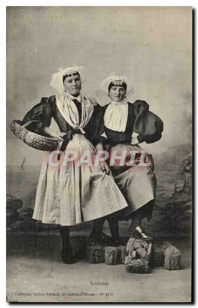 Sablaïses — Duas mulheres em traje tradicional — Coleção Lucien Amiaud, os Sablaïses-d'Olonne - N° 2175 - Frente
