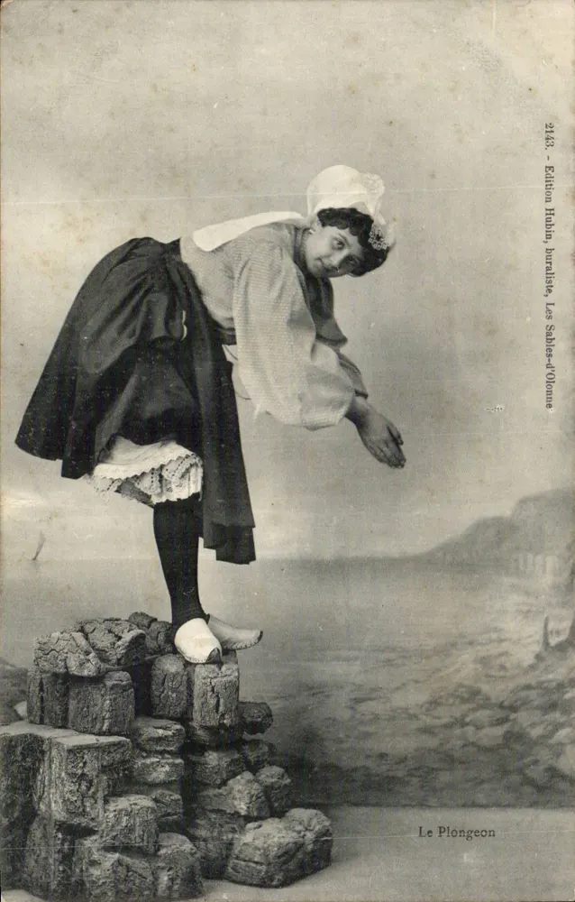 Mulher vestida com traje de camponesa — Le Plongeon, Les Sablés-d’Olonne — Edição Hubin, burrulise, n°2143 - Frente