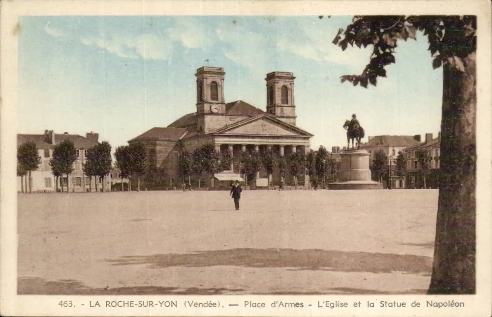 La Roche-sur-Yon (Vendée) — Place d'Armes — Die Kirche und die Statue Napoleons - Vorderseite