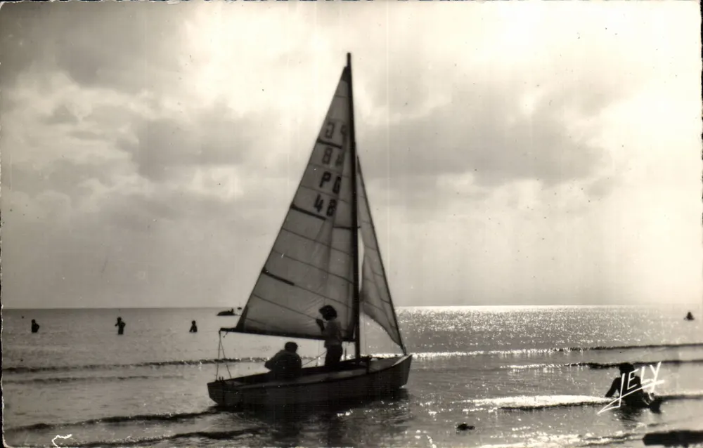Kanu mit Segeln auf der Strand — Notre-Dame-de-Monts (Vendée) — Verlag Jely, Nr. 85 - Vorderseite