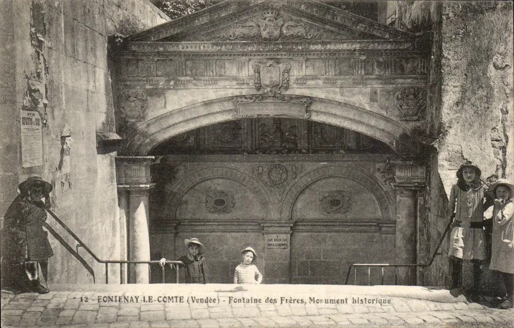 FONNIENAY-LE-COMTE (Vendée) — Fontaine des Frères, Denkmal — Verlag: A. N. (Nr. 12) - Vorderseite