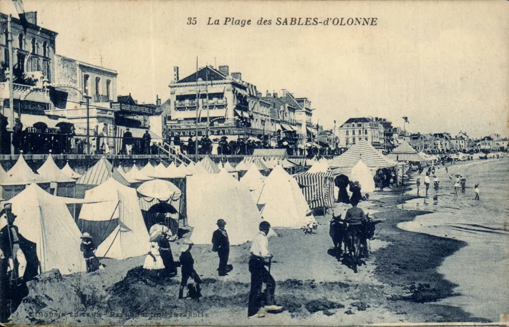 A Praia dos SABLES-d'OLONNE — vista da praia com tendas e edifícios — editor L'Inoussin, n°35 - Frente