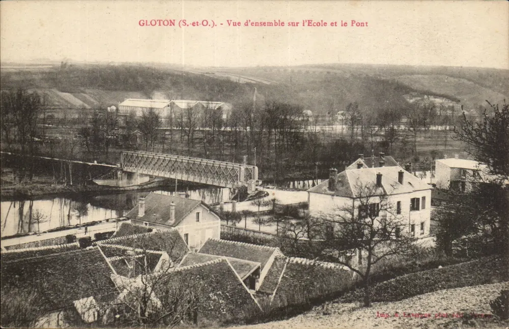Gloton (S.-et-O.) - Vista geral da Escola e do Ponte - Frente