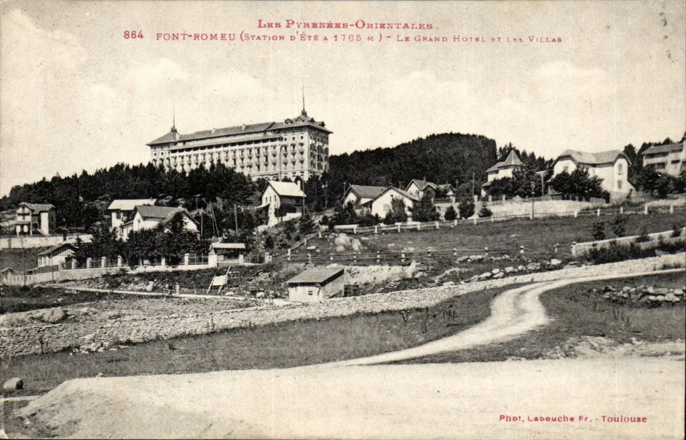 Font-Romeu (Sommerstation bei 1765 m) — Das Grand Hotel und die Villen — Fot. Labouche Fr. Toulouse - Vorderseite