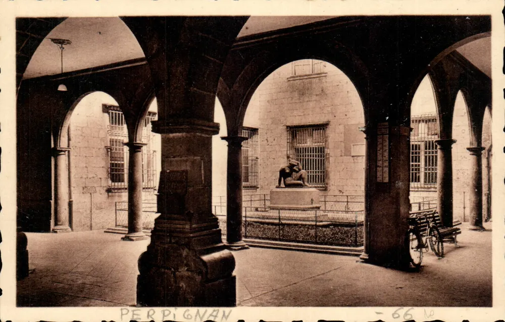 Perpignan — Innenhof des Rathauses in der Form eines « spanischen Patios » — Librairie-Papeterie Générale - Vorderseite