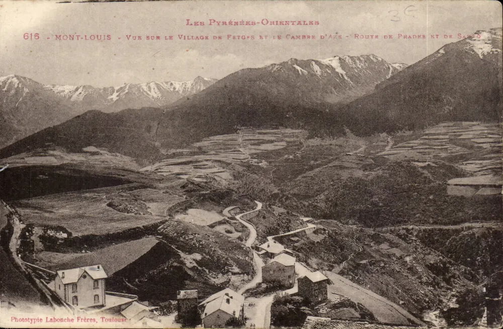 Mont-Louis — Aussicht auf das Dorf Fetgès und den Cambré d'Azé — Route de Prades und Sarri — Phototypie Labonche Frères, Toulouse - Vorderseite