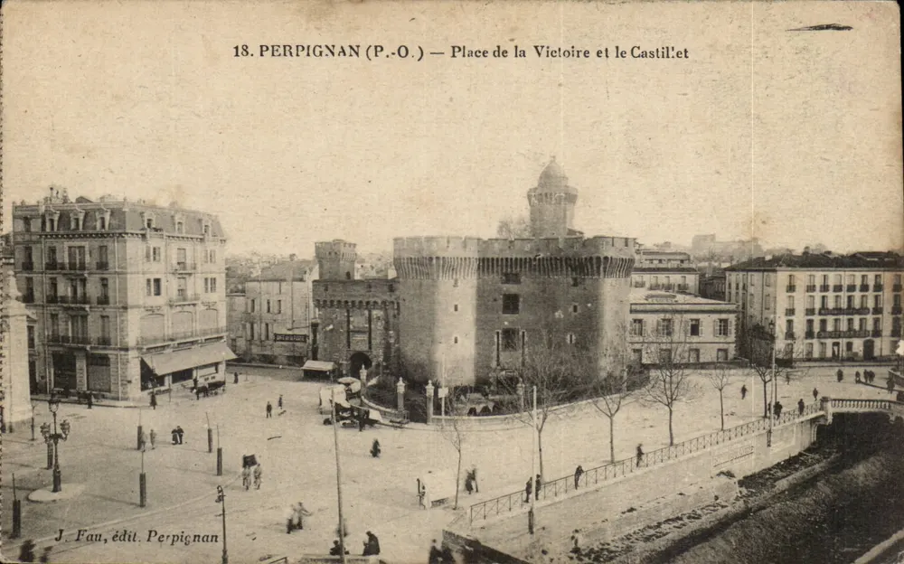 Perpignan (P.-O.) — Place de la Victoire et le Castillet - Frente