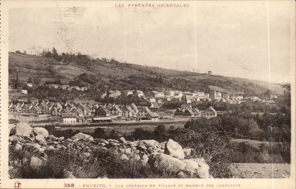 Enveitg — Allgemeiner Blick auf das Dorf und die Häuser der Eisenbahner — Pyrénées Orientales - Vorderseite