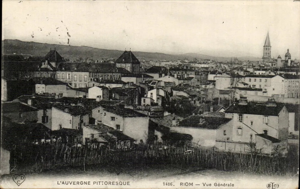 Riom — Vista Geral — L'Auvergne Pittoresque 1486 - Frente