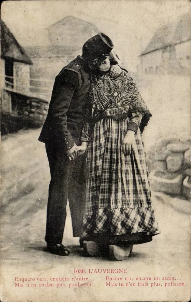 Soldado beijando uma mulher em traje tradicional — L'Auvergne, série 1030 - Frente