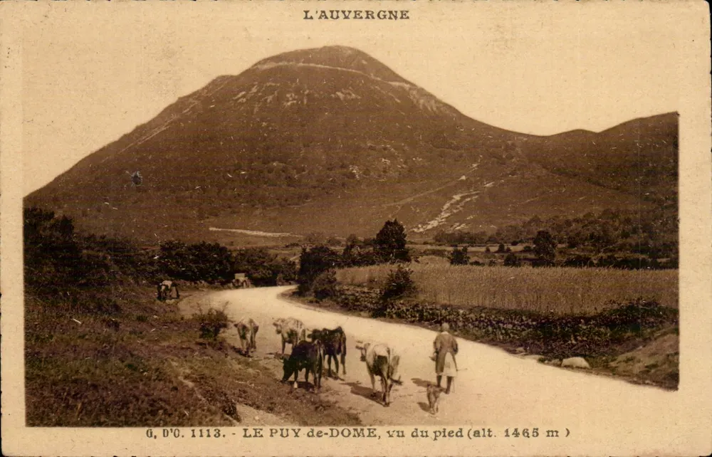 Le Puy-de-Dôme, visto do pé (alt. 1465 m) — A Auvergne — G. D'O. 1113 - Frente