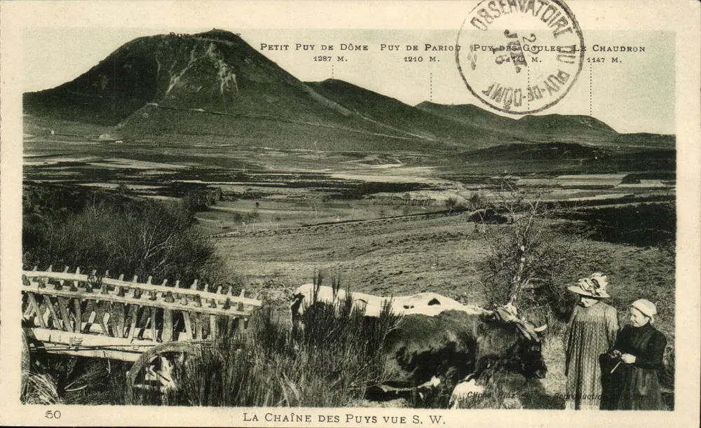 Die Kette der Puys von S.W. — Puy de Dôme, Puy de Pariod, Puy des Goules, Le Chaudron — Verlag Chirac & Gauthier, n°50 - Vorderseite