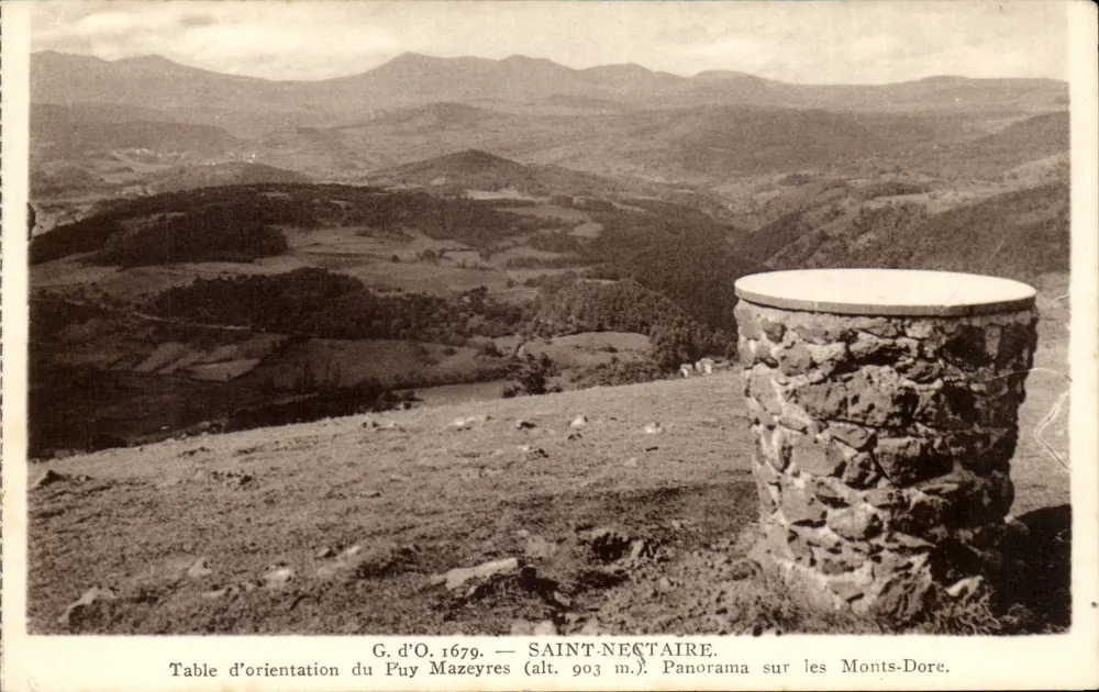 Saint-Nectaire — Table d'orientation du Puy Mazeyres (Höhe 903 m.) — Panorama über die Monts-Dore — G. d'O. 1679 - Vorderseite