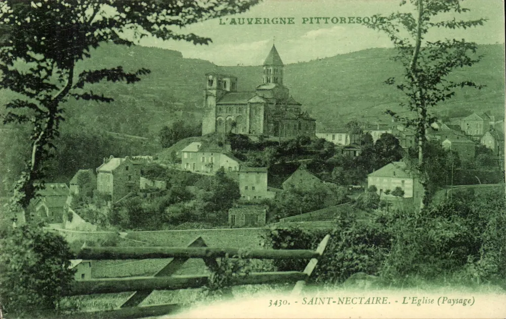Saint-Nectaire — A Igreja (Paisagem) — Bégruin, Saint-Nectaire (Allier) n°3430 - Frente