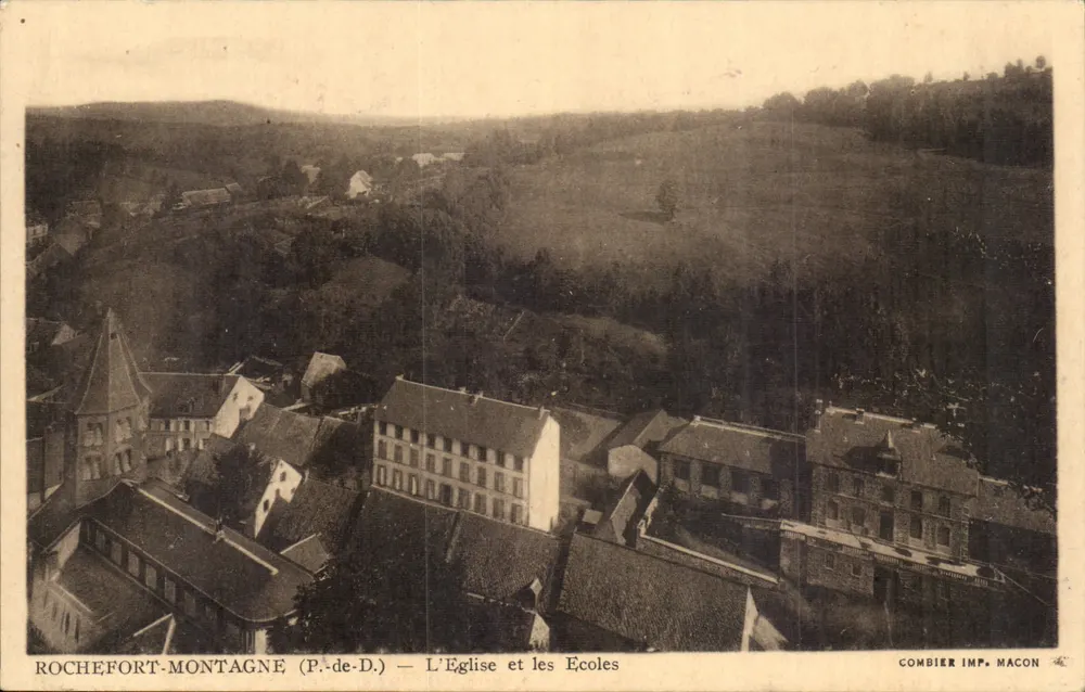 Rochefort-Montagne (P.-de-D.) — De Kerk en de Scholen — Combier Imp. Macon - Voorkant