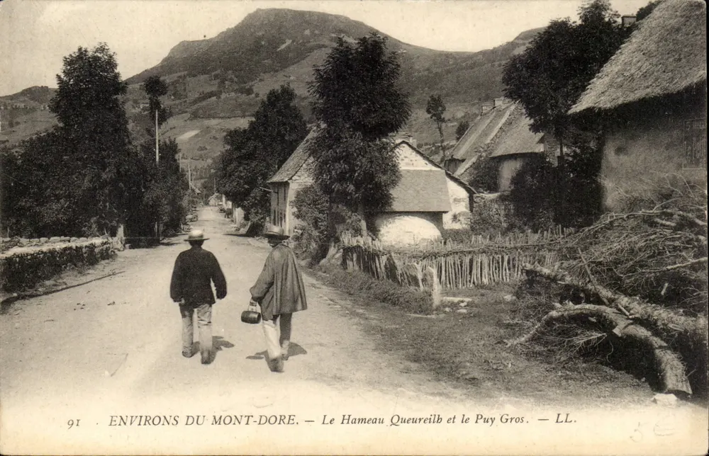 Umgebung von Mont-Dore — Le Hameau Queureilb und der Puy Gros — LL. - Vorderseite