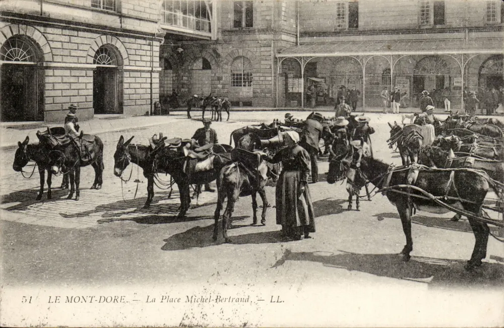 Le Mont-Dore — La Place Michel-Bertrand — LL. — n°51 - Vorderseite