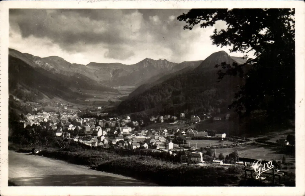 Allgemeiner Blick auf Mont-Dore — Aufnahme von der Straße nach Clermont-Ferrand — Verlag L’Auvergne, Br.Cp 1 - Vorderseite