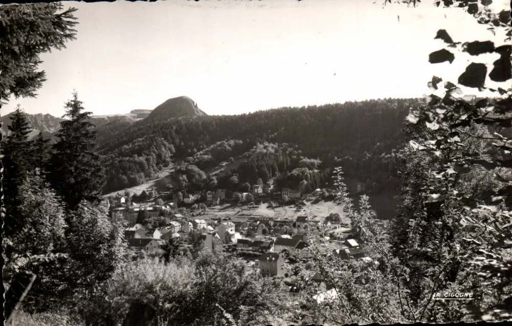Panorama des Mont Dore — (Höhe 1050 m.) — Aussicht von seinem grünen Umfeld — Verlag « Le Cigogne » - Vorderseite
